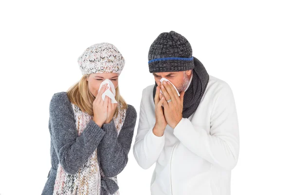 Zieke paar in winter mode niezen — Stockfoto