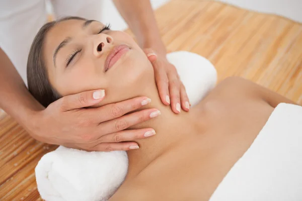 Linda morena desfrutando de massagem na cabeça — Fotografia de Stock