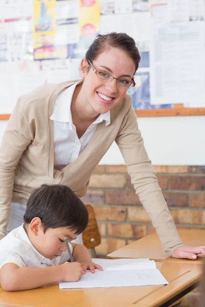 Graziosa insegnante in classe — Foto Stock