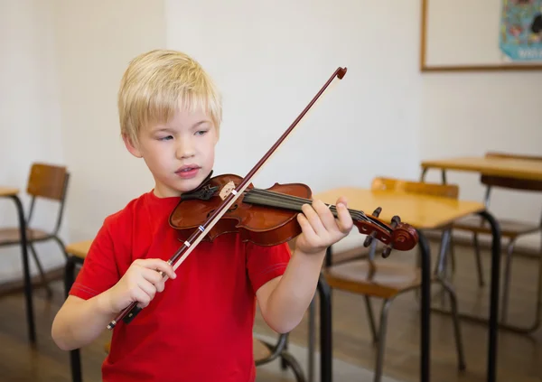 교실에서 학생 연주 바이올린 — 스톡 사진