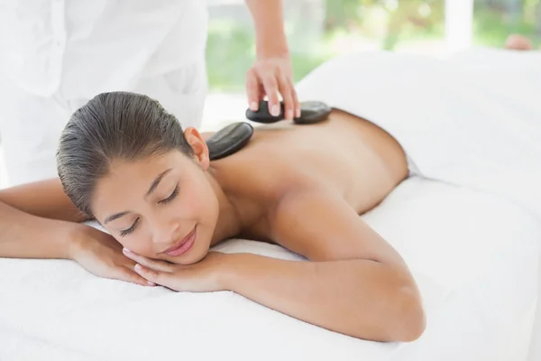 Bruna godendo massaggio con pietre calde — Foto Stock