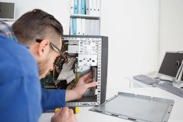 Ingeniero informático trabajando — Foto de Stock