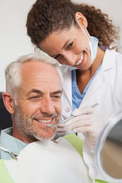 Il paziente ammira il suo nuovo sorriso nello specchio — Foto Stock