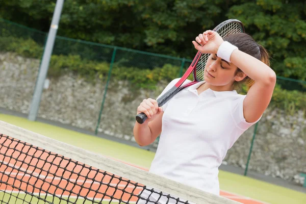 Jogadora de ténis bonita a limpar a testa — Fotografia de Stock