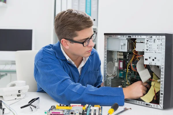 Jeune technicien travaillant sur ordinateur cassé — Photo