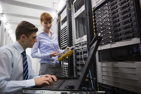 Équipe de techniciens utilisant le câble numérique — Photo