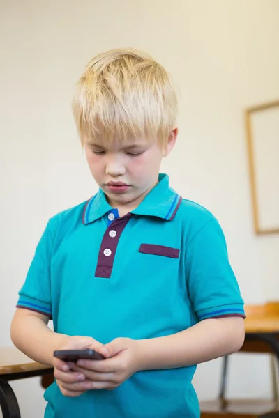 Leerling gebruikend smartphone in klas — Stockfoto