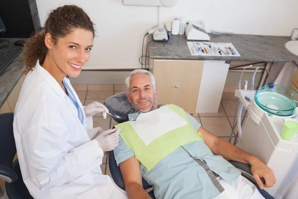 Paciente y dentista sonriendo — Foto de Stock