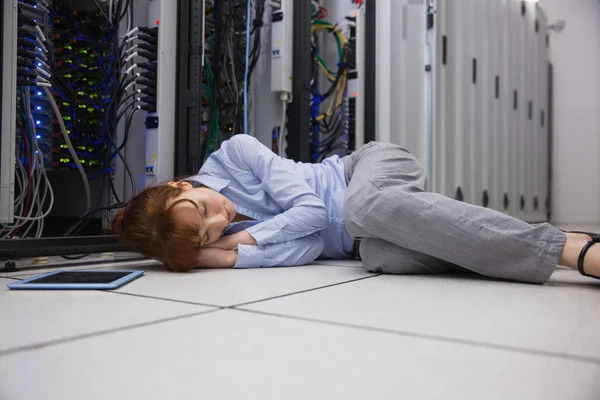 Erschöpfter Techniker schläft auf dem Boden — Stockfoto