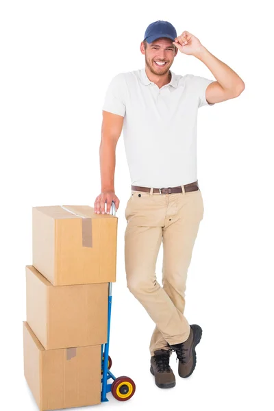 Gelukkig levering man leunend op trolley van vakken — Stockfoto