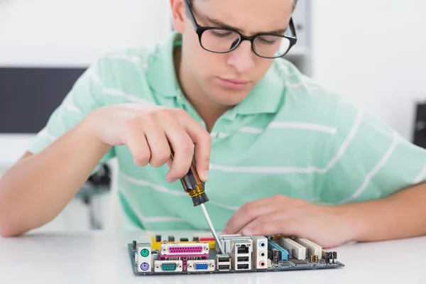 Técnico trabalhando em cpu quebrado — Fotografia de Stock