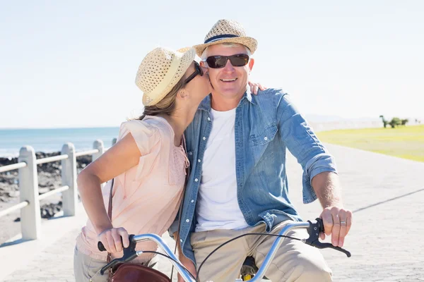 Happy casual couple going for a bike ride on the pier — Stock Photo, Image