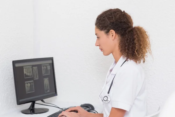Стоматолог, работающий на компьютере — стоковое фото