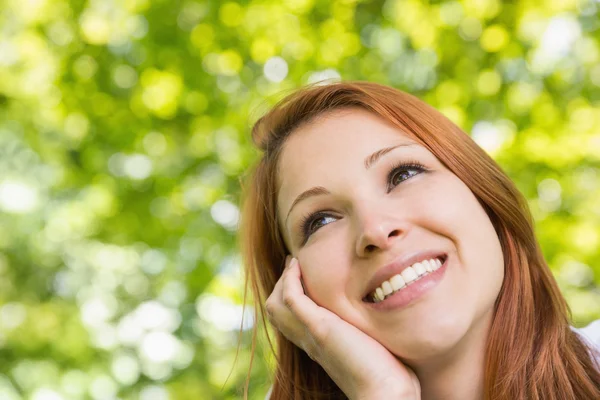 Jolie rousse relaxante dans le parc — Photo