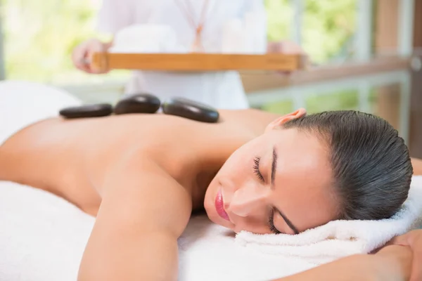 Mooie vrouw ontvangen stone-massage op gezondheid boerderij — Stockfoto