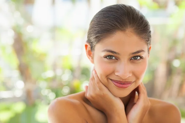 Belle brune souriante à la caméra — Photo