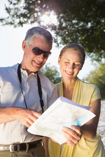 Happy senior couple using the map — Stock Photo, Image