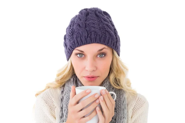 Hübsche Blondine in Wintermode mit Tasse — Stockfoto