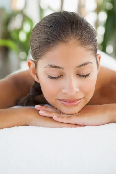 Brunett avkopplande på massagebänk — Stockfoto
