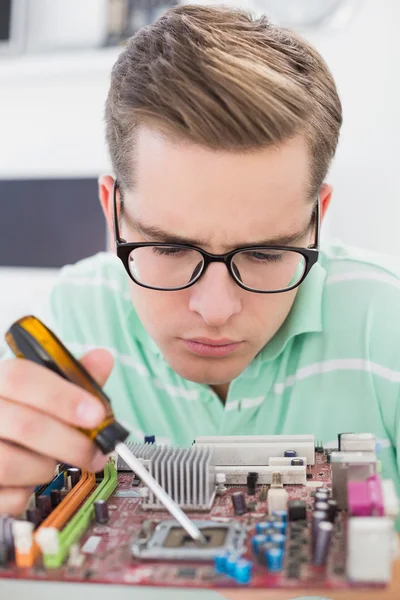 Techniker arbeitet mit Schraubenzieher an defekter CPU — Stockfoto