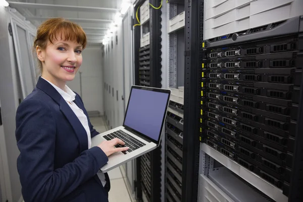 Hübscher Techniker mit Laptop — Stockfoto