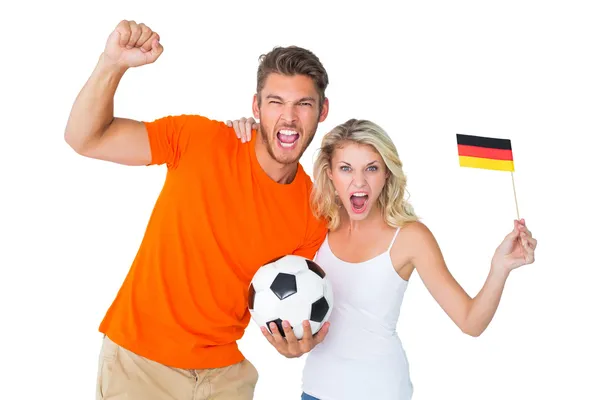 Emocionada pareja de aficionados al fútbol animando a la cámara —  Fotos de Stock