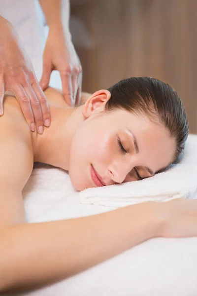 Привлекательная женщина получает массаж спины в спа-центре — стоковое фото