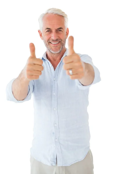 Sorrindo homem mostrando polegares até a câmera — Fotografia de Stock