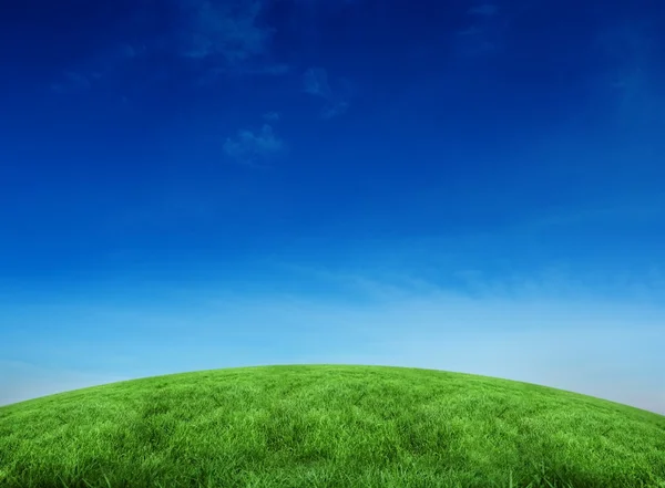 Groene heuvel onder de blauwe hemel — Stockfoto