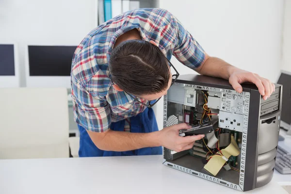 Computertechniker arbeitet an kaputter Konsole — Stockfoto