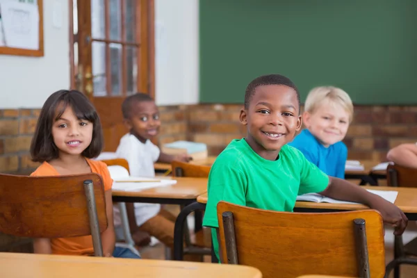 Schüler lächeln im Klassenzimmer — Stockfoto