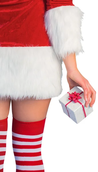 Flicka i santa outfit håller gåva — Stockfoto