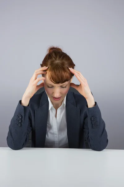 Benadrukt zakenvrouw zit aan Bureau — Stockfoto