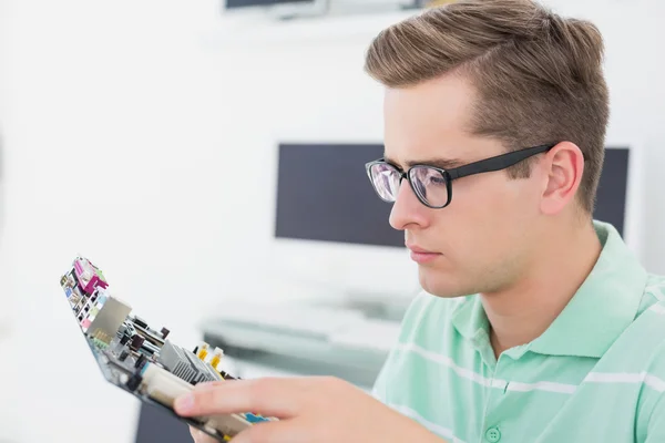 Technik pracující na nefunkční cpu — Stock fotografie