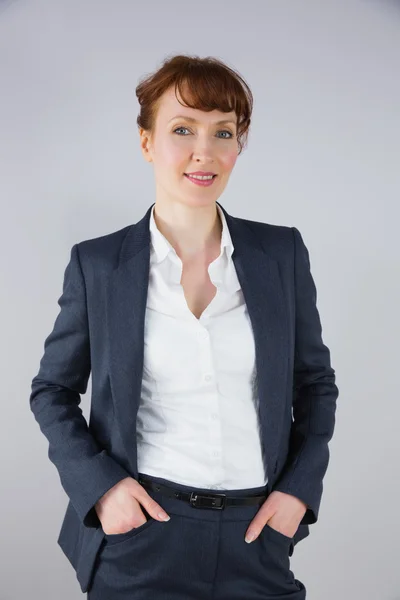 Geschäftsfrau im Anzug lächelt in die Kamera — Stockfoto