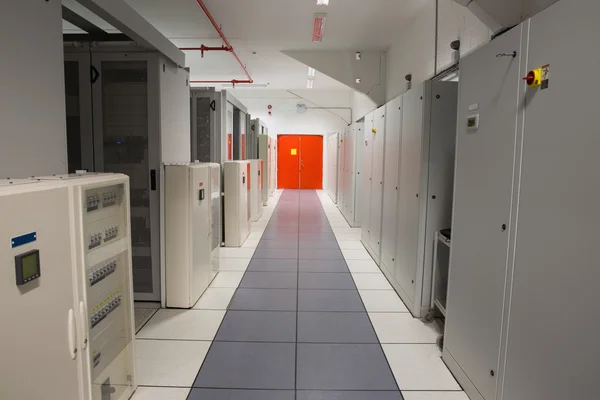 Empty hallway of server towers — Stock Photo, Image