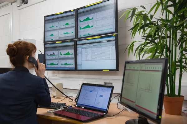 Technicus zitten in office diagnostische gegevens uitvoeren — Stockfoto