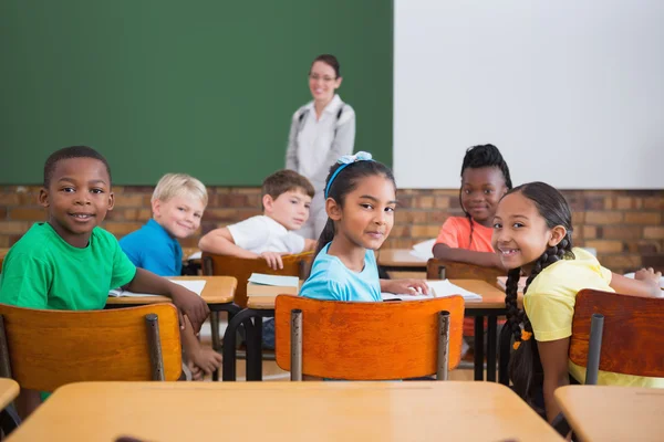 Schüler lächeln im Klassenzimmer — Stockfoto