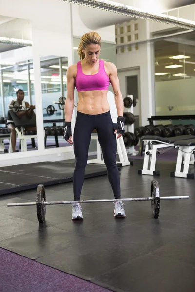 Hela längden av en vältränad kvinna i gym — Stockfoto