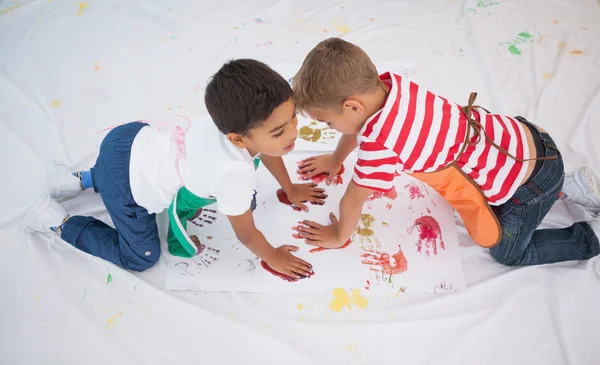 Kleine jongens schilderen op verdieping in klas — Stockfoto