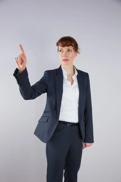 Geschäftsfrau im Prozess zeigt mit dem Finger — Stockfoto
