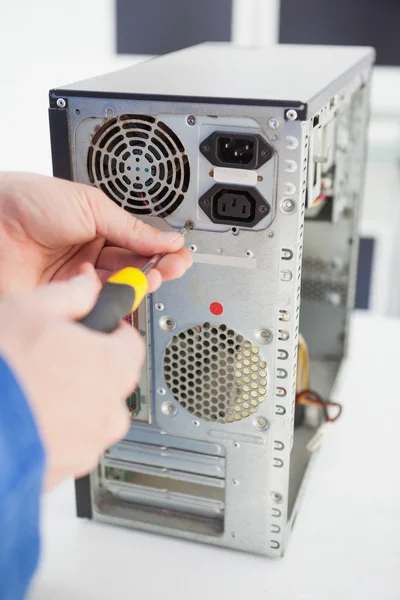 Engenheiro de informática trabalhando em console quebrado com chave de fenda — Fotografia de Stock