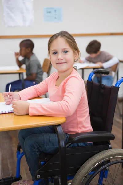 Handicap leerling in de klas — Stockfoto