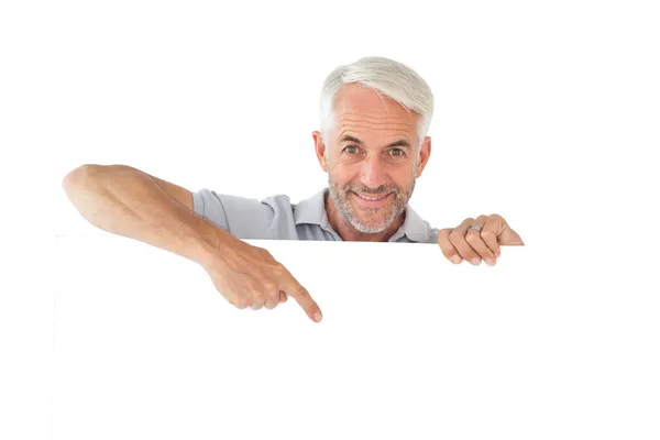 Sorrindo homem mostrando grande cartaz — Fotografia de Stock