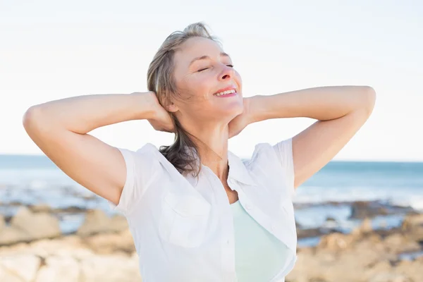 Casual vrouw die lacht door de zee — Stockfoto