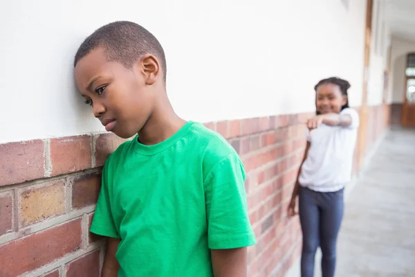 Aluno bullying outro no corredor — Fotografia de Stock