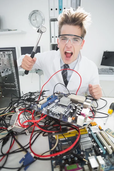 Ingeniero informático enojado sosteniendo martillo — Foto de Stock