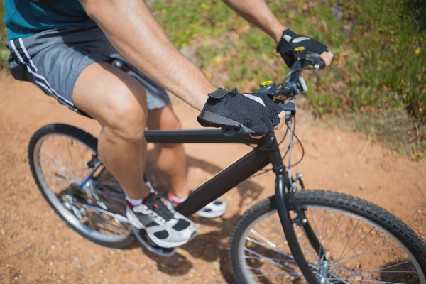 Atletische jongeman mountainbiken — Stockfoto