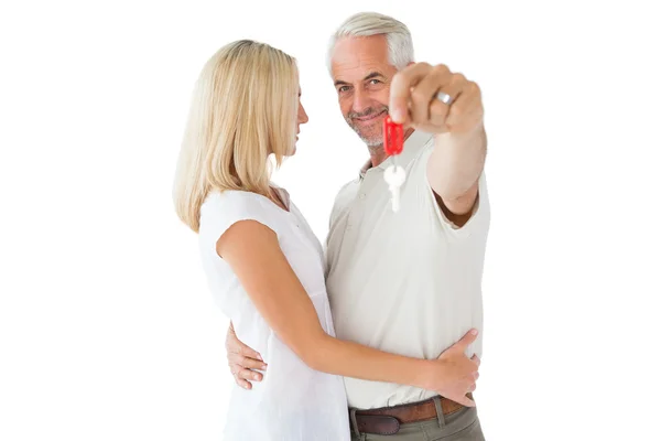 Casal feliz mostrando sua nova chave da casa — Fotografia de Stock