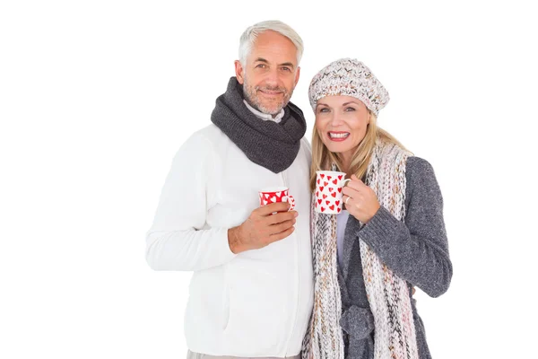 Glückliches Paar in Wintermode mit Tassen — Stockfoto